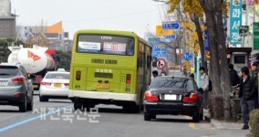 도심 버스승강장 불법주차 몸살