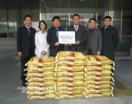 드림솔병원, 효자4동 사무소에 불우이웃위해 쌀 전달