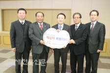 김완주 도지사, 대한적십자사에 특별회비 전달