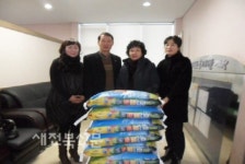 군산 수송아이파크아파트 부녀회 주민센터에 쌀 기탁