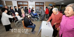 4.11총선 투표가 시작된 11일 전주남중학교 평화1동 제2투표소
