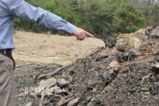 부안 두포마을 해변도로 폐아스콘 오염 방치