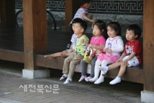 어깨춤이 들썩~ 발길 사로잡는우리의 소리
