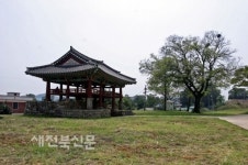 공적비에 새겨진비웃음…시대 상황의 결과물