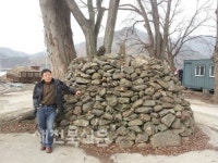 감싸고 지켜내며 안녕을 기원