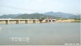 노란 황톳배 오가는 행렬 물오리떼처럼…한 폭의 산수화처럼