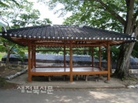 마을 어귀 자리한 느티나무 풍흉 점쳐 마을 사람들에 의해 지어진 모정 소중한 쉼터로