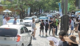 본격 휴가철… 혼잡한 한옥마을
