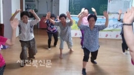몸 비틀고…두드리고…늘려주고…하루가 거뜬