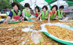어려운 이웃에 명절음식 전해요