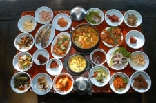 어머니 마음으로 차린 푸짐한 밥상 정갈한 맛에 반하고 맛갈진 향에 또 반하고