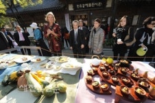 한국 전통음식과 문화 맛깔나게 버무린다
