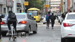인도 없는 학교 앞 위험천만