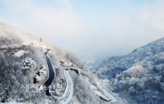 산의 눈썹자리에 앉아 세상을 굽어 살피다