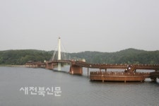 달빛물결 찰랑찰랑 추억거리 새록새록…국내최장 산보용 현수교