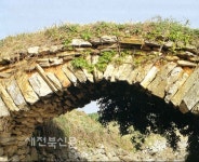 작지만 단아한 멋 풍기며 고단한 삶 건너온 세월의 다리