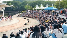 뜨거운 여름, 더 뜨거운 청소년 축제