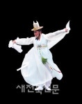수건춤 최초로 무대에 오른다