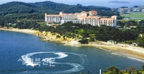 방파제 따라 펼쳐진 아름다운 항구 풍광