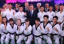 반딧불이로 청정 이미지 승부, 태권도로 전 세계 손짓