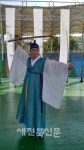 신도들에 보여주며 충의 다진 용담검무