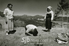 진안 용담호사진문화관 `가련다. 떠나가련다