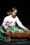 곧은 소리 뽑아내는 아쟁의 선율