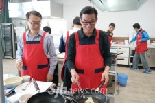 중년 남성들, 요리 배우러 오세요