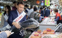 강임준 군산시장, 재래시장서 설맞이 장보기