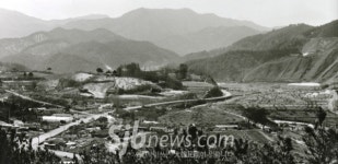 `결록(訣錄)에 마을 뒷산 거문산이  용으로 들어온다고 전하는 안천장