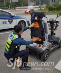 정읍서 과교 파출소, 전동차 교통사고 예방 야광스티커 부착