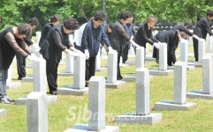 전몰군경미망인 참배