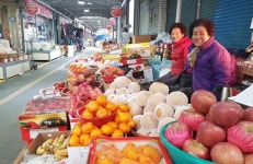 사라진 설 대목…남원 공설시장 매출 `찬바람