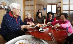 자식보다 든든한 `경로당 급식도우미