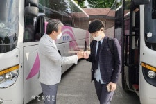 유진섭 정읍시장, 고3 등교 첫날 현장 찾아 격려