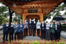 고창군청 광장에 명품 쉼터 `근민정 건립
