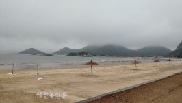 코로나-물폭탄…    텅빈 백사장에 망연자실