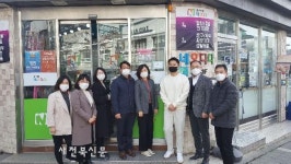 ‘책 읽는 가게’ 5곳에 인증 현판