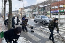 정읍 장명동 주민자치위원회, 인도 제설작업 봉사활동‘구슬땀’