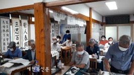 장수 산서면경로당 서예교실서 사랑이야기 꽃 피우다