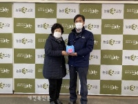 고창 대산면 구연정경로당, 2년간 모은 저금통 전달