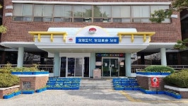 김제시립도서관 입구 봄 내음 가득