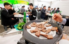 장수한우 축제에서 많이 드세요