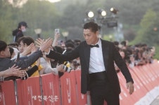 영화배우 최귀화 팬들과 손맞춤