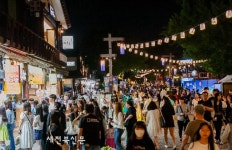 시민과 관광객으로 붐비는 야행 축제장