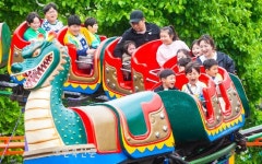 놀이동산 찾아  신나는 하루 보내는 아이들