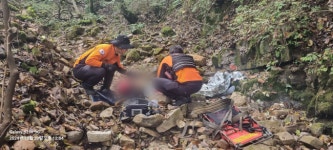 무주 야산서 약초 캐다 ‘미끌’ 60대 중상