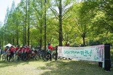 “봄바람 맞으며 함께 자전거타요”
