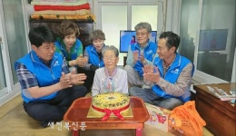 고창 성송면, 어르신 생신 맞아 사랑담은 떡케이크 전달