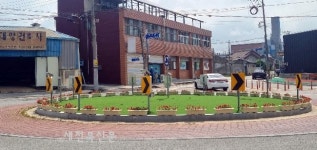 정읍시 신태인읍, 역 앞 광장. 회전로타리에 꽃박스. 도심 미관 확 바꿨다